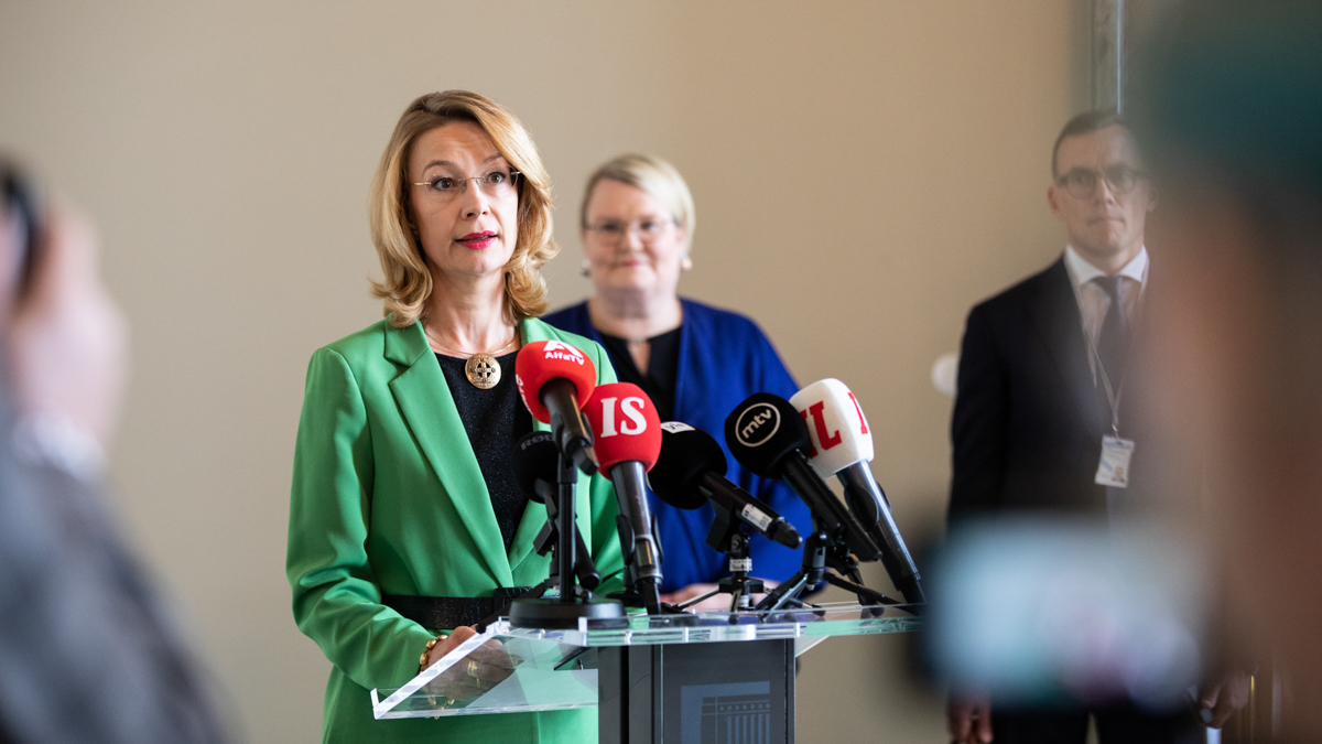 Minister Tuppurainen at the Hall of State in Parliament.