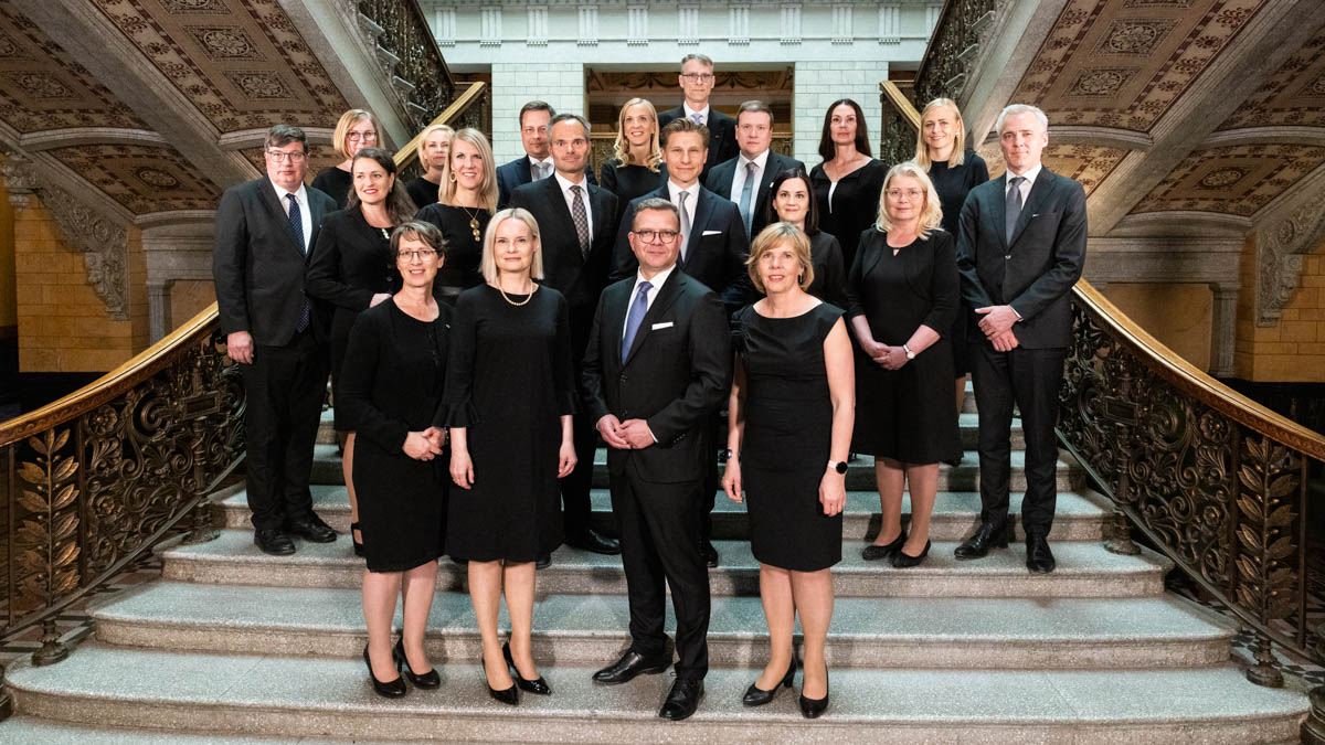 Kuvassa Petteri Orpon hallituksen ministerit.