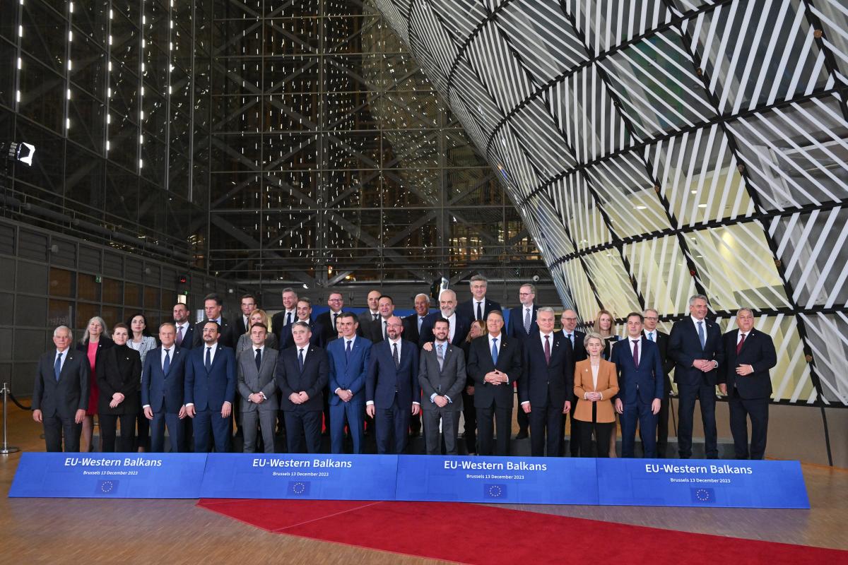 The Summit's participants in a group photo