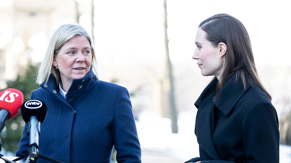 Pääministerit Andersson ja Marin median haastattelussa ulkona