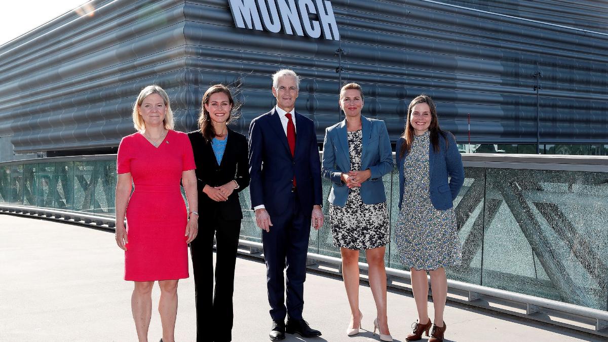 Pohjoismaiden pääministerit Magdalena Andersson (vas.), Sanna Marin, Jonas Gahr Støre, Mette Frederiksen ja Katrín Jakobsdóttir Oslossa Munch-museon edustalla.