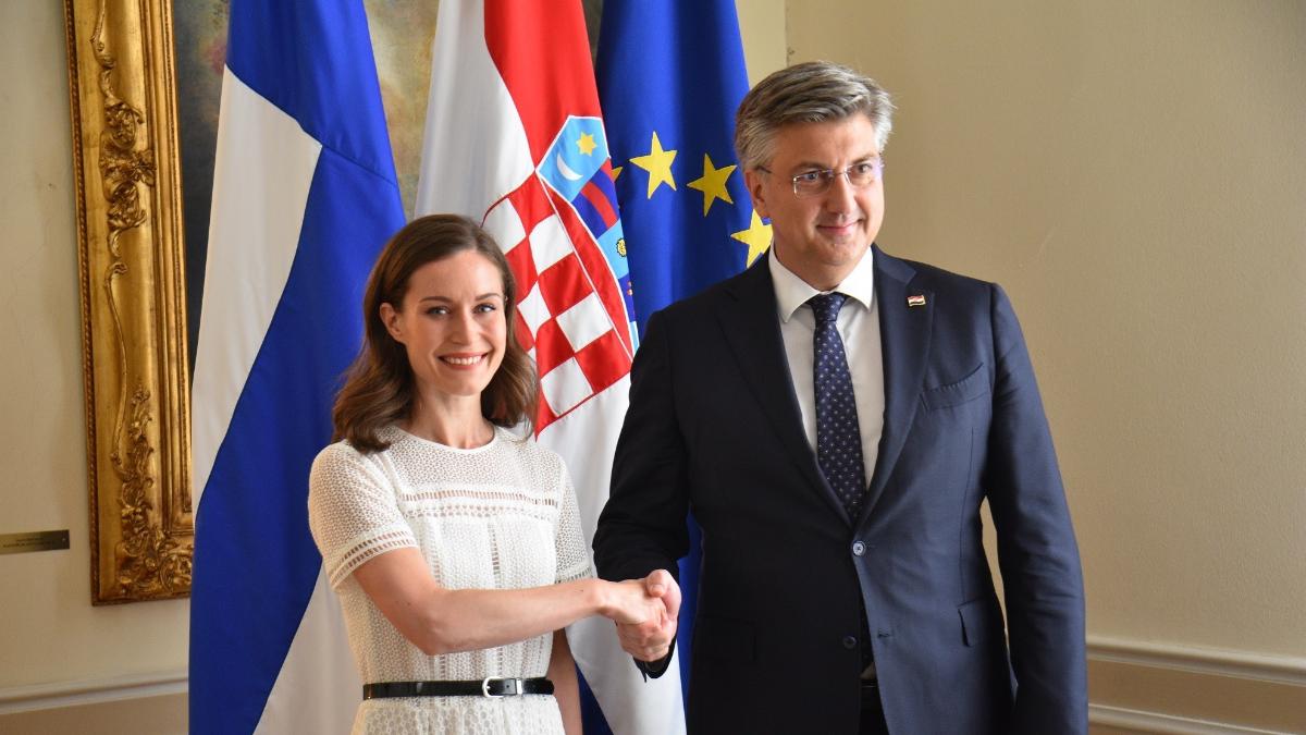 På bilden statsminister Sanna Marin och Kroatiens premiärminister Andrej Plenković skakar hand, Marin tittar in i kameran.