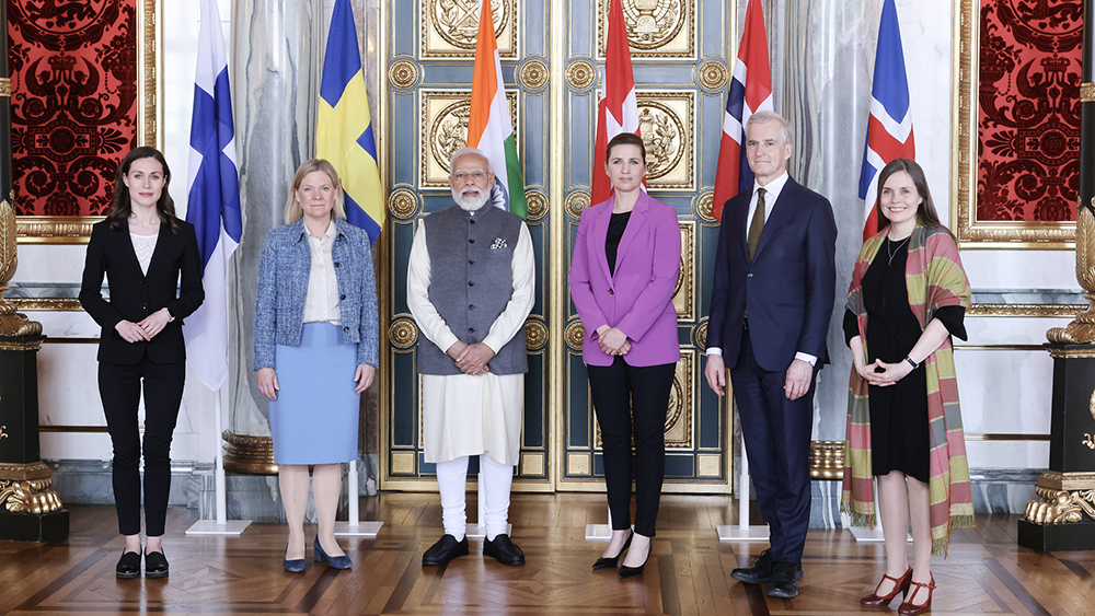 Kuvassa vasemmalta oikealle ovat Suomeen pääministeri Sanna Marin, Ruotsin pääministeri Magdalena Andersson, Intian pääministeri Narendra Modi, Tanskan pääministeri Mette Frederiksen, Norjan pääministeri Jonas Gahr Støre ja Islannin pääministeri Katrín Jakobsdóttir