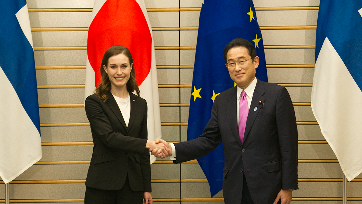 På bilden statsministrarna Fumio Kishida och Sanna Marin