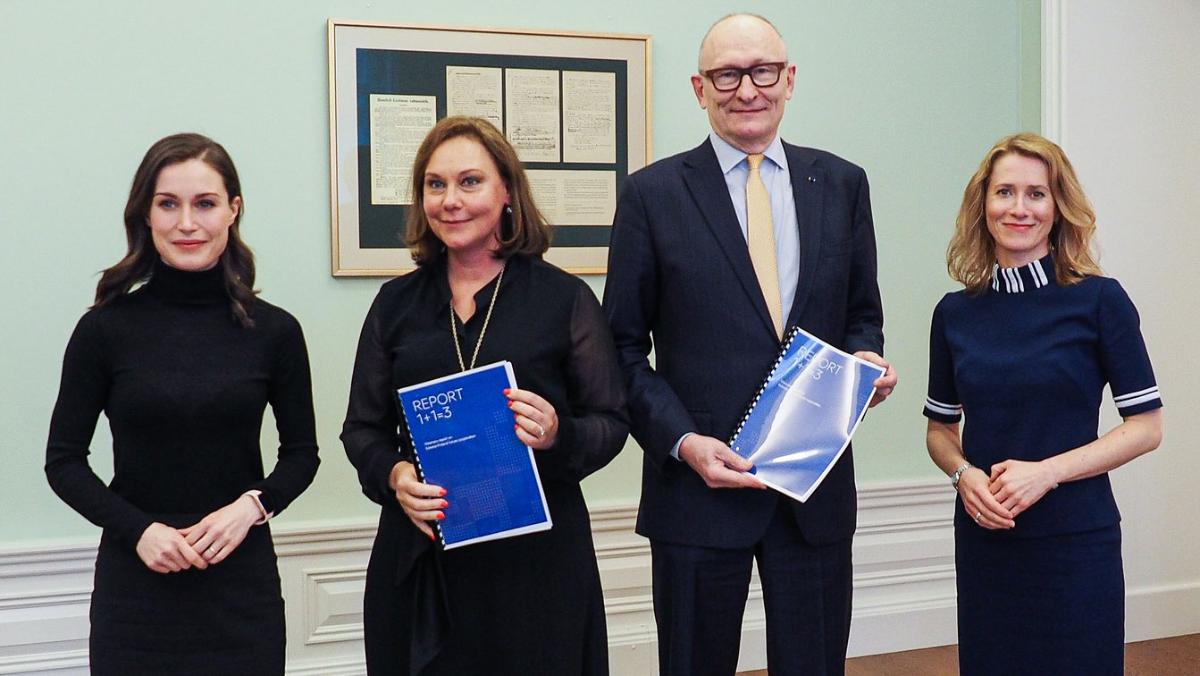 Kuvassa seisovat vierekkäin vasemmalta alkaen pääministeri Sanna Marin, raortin laatija Anne-Mari Virolainen, Viron pääministeri Kaja Kallas sekä raportin laatija Jaak Aaviksoo.