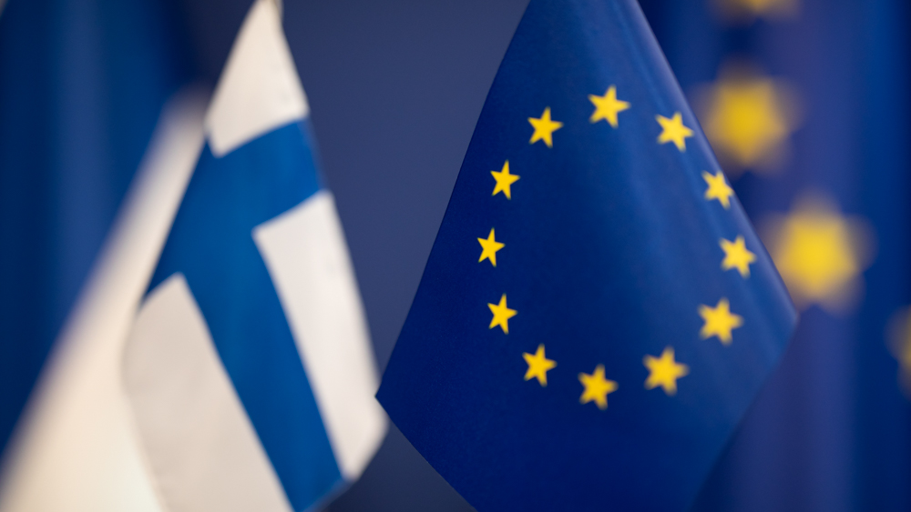 Suomen ja EU:n liput vierekkäin.