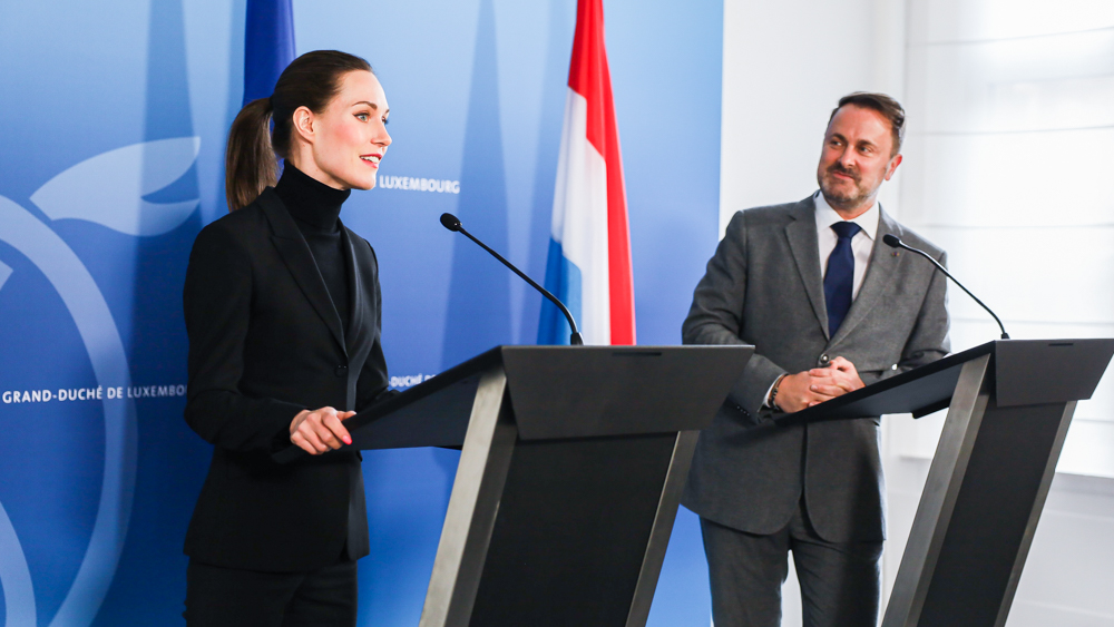 Statsministrar Marin och Bettel på presskonferensen.