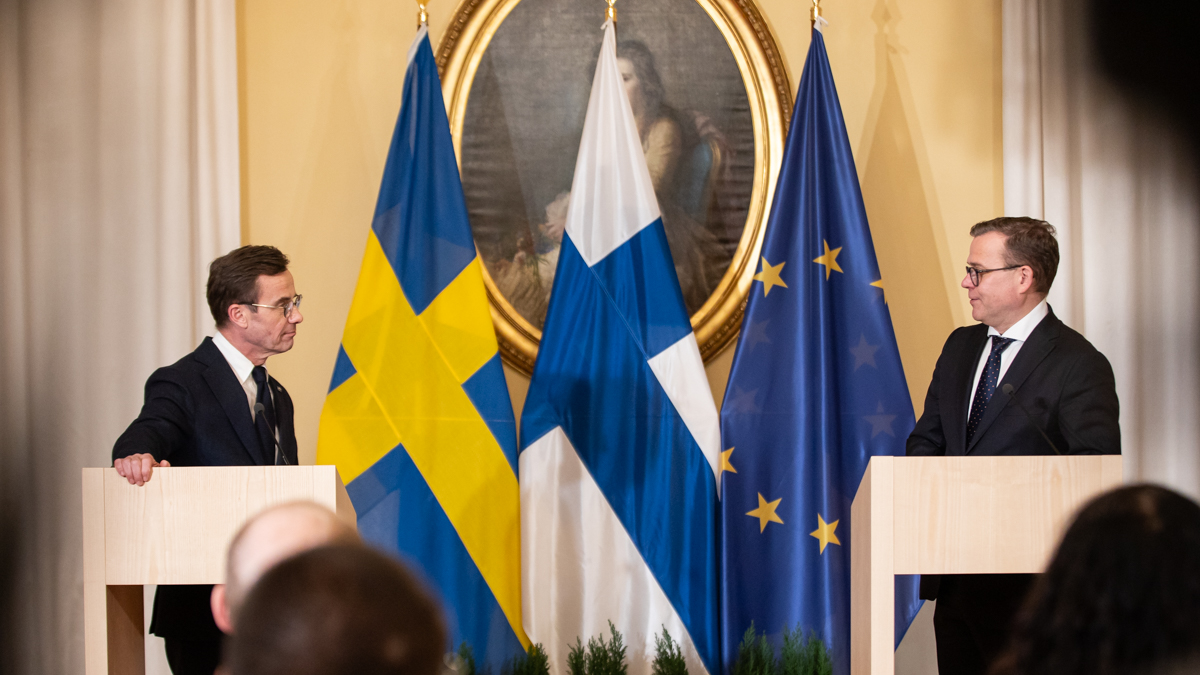 Kuvassa pääministerit Petteri Orpo ja Ulf Kristersson seisovat vierekkäin tiedotustilaisuudessa. Taustalla Ruotsin, Suomen ja EU:n liput.