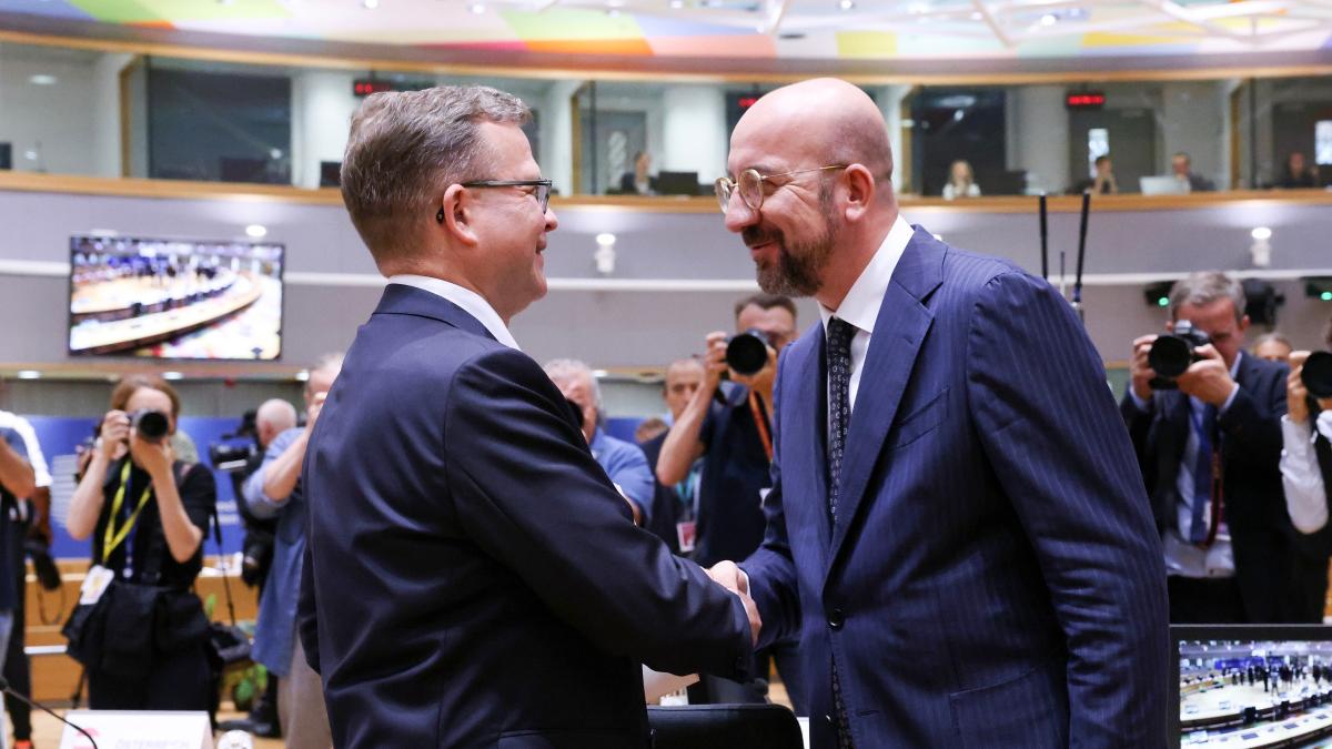 Statsminister Petteri Orpo och Europeiska rådets ordförande Charles Michel skaka hander i rådets mötet