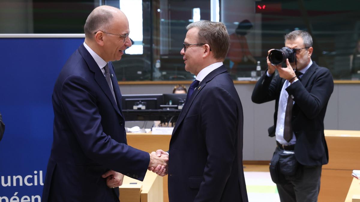 Kuvassa pääministeri Petteri Orpo ja Italian entinen pääministeri Enrico Letta.