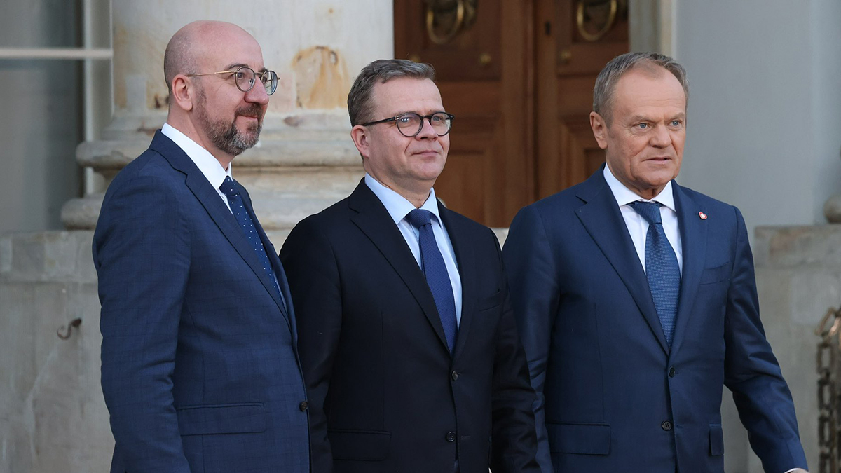 Kuvassa pääministeri Petteri Orpo (keskellä), Eurooppa-neuvoston puheenjohtaja Charles Michel ja Puolan pääministeri Donald Tusk.