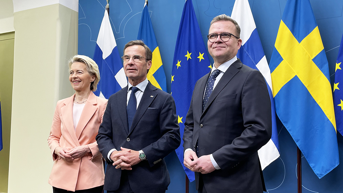 Kuvassa: komission puheenjohtaja Ursula von der Leyen, Ruotsin pääministeri Ulf Kristersson ja pääministeri Petteri Orpo. Taustalla EU:n, Ruotsin ja Suomen liput.
