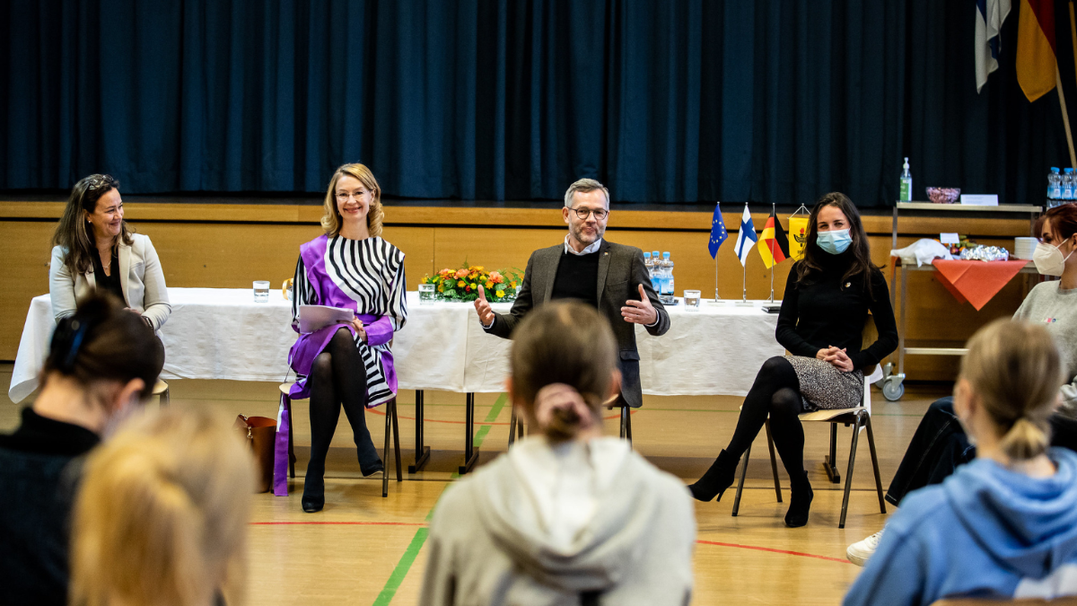 Eurooppaministeri Tuppurainen ja Saksan eurooppaministeri Roth Helsingin Saksalaisella koululla keskustelutilaisuudessa