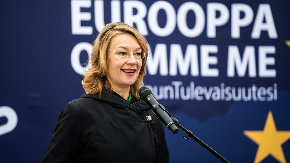 Tytti Tuppurainen puhuu Eurooppa olemme me -kiertueen lanseeraustilaisuudessa.