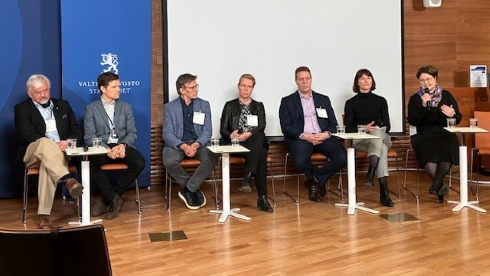 Paneelikeskustelun osallistujat