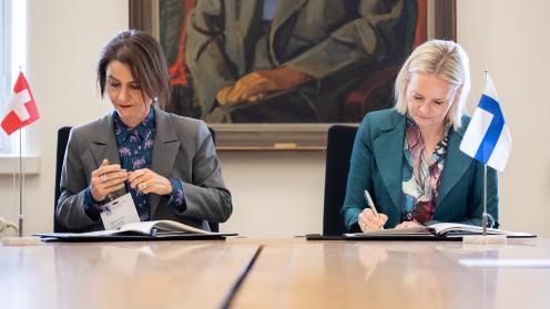 Sveitsin Suomen suurlähettiläs Sabrina Dallafior Matter ja valtiovarainministeri Riikka Purra.