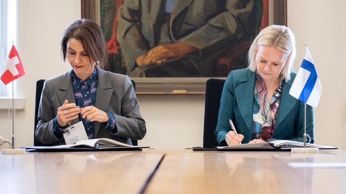 På Schweiz vägnar av Schweiz ambassadör i Finland Sabrina Dallafior Matter och finansminister Riikka Purra.