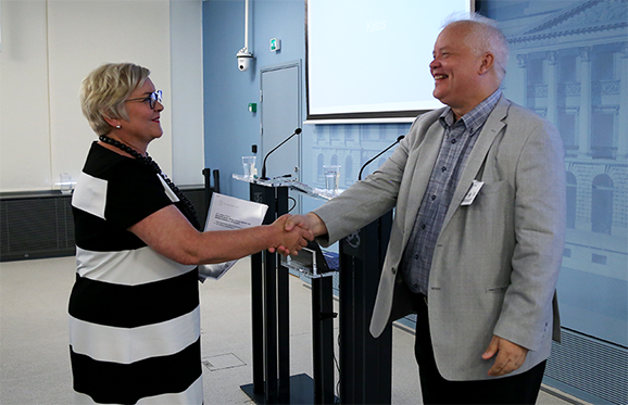 Kalle Määttä luovutti selvityksensä kunta- ja uudistusministeri Anu Vehviläiselle.