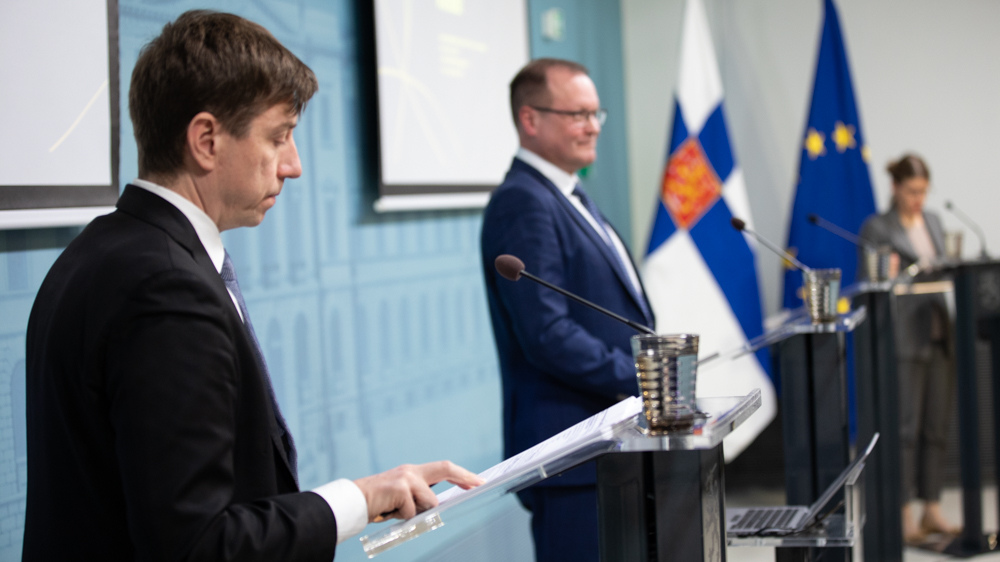Elinkeinoministeri Sakari Puisto ja neuvotteleva virkamies Kari Kemppainen tiedotustilaisuudessa.
