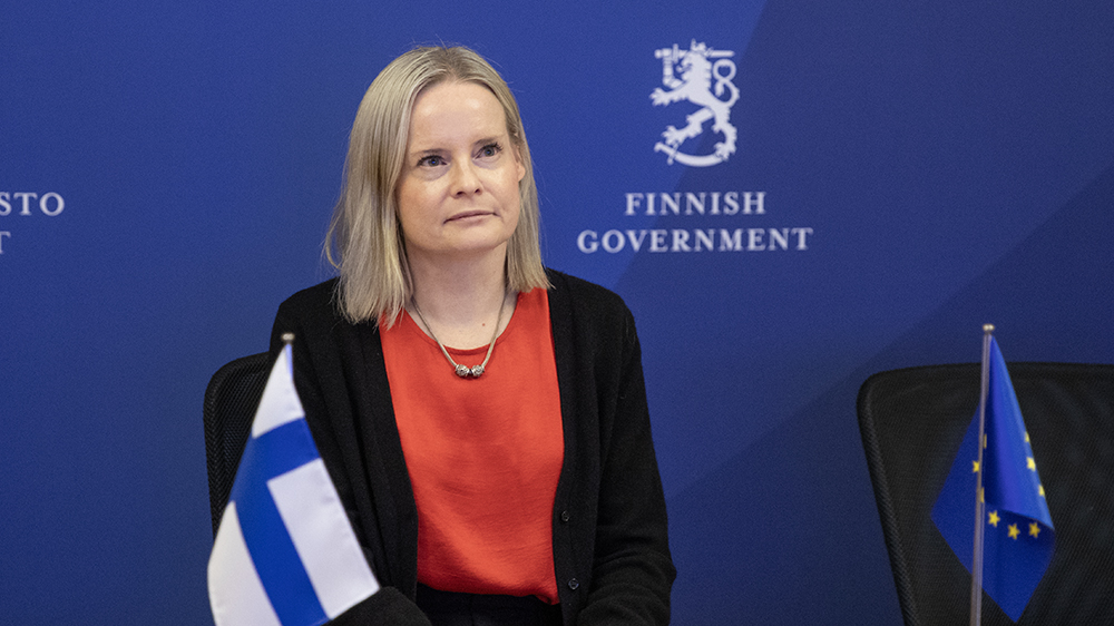 Finansminister Riikka Purra vid videokonferensen.