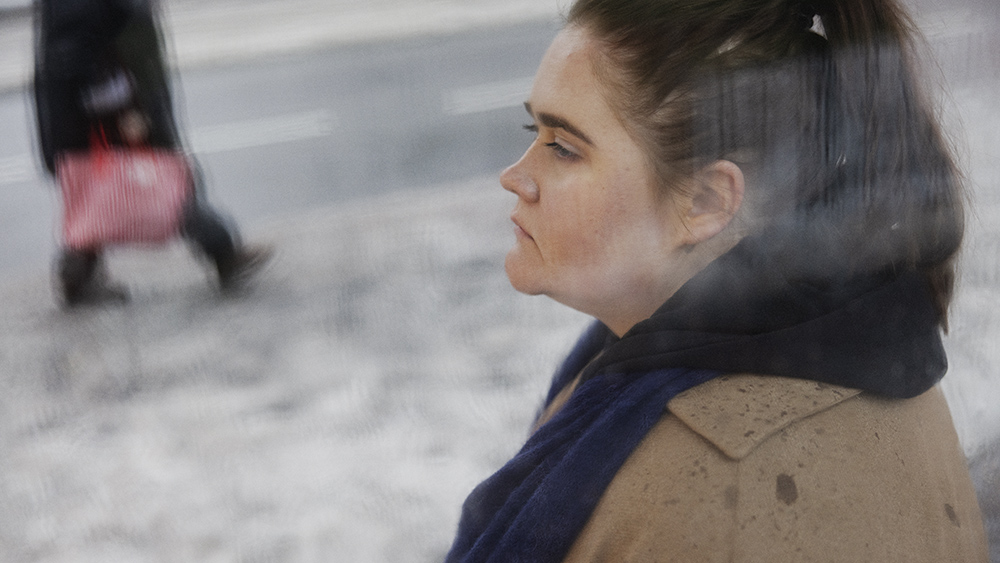 Personen står utanför och tittar på vänster