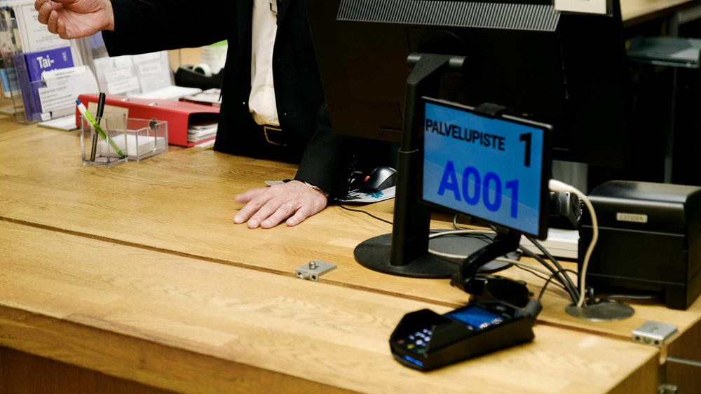 Kuvassa palvelutiski ja vuoronumero