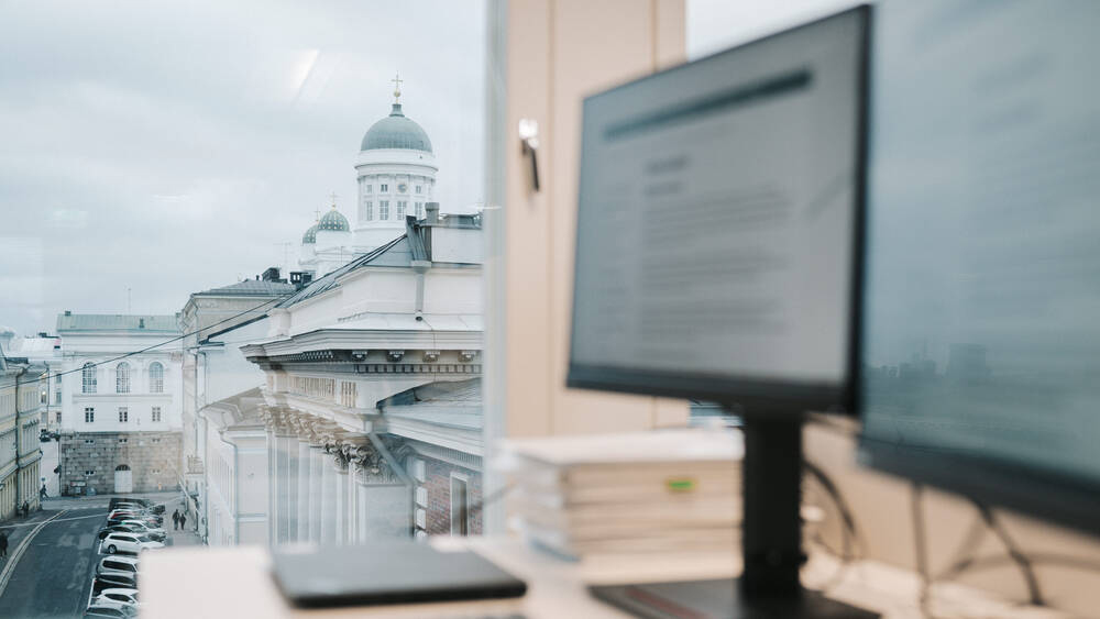 Tietokone toimistossa