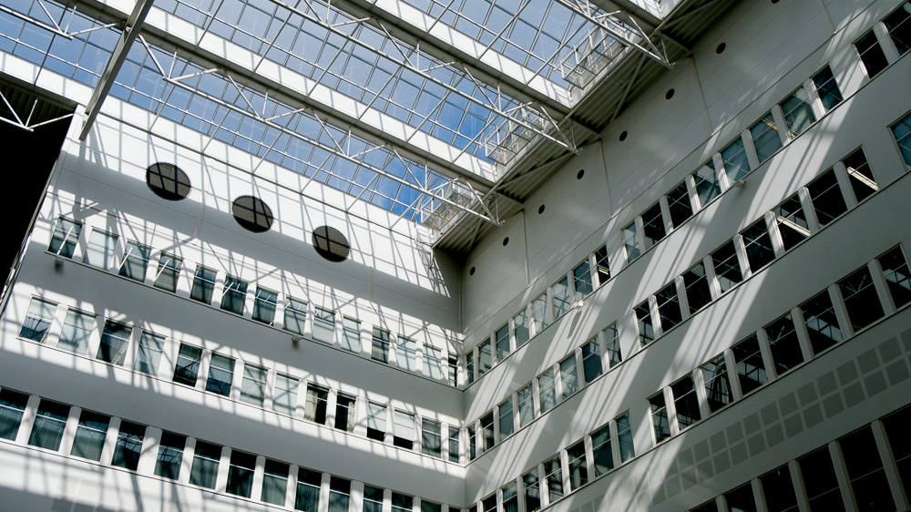 rakennuksen sisäpiha lasikatolla