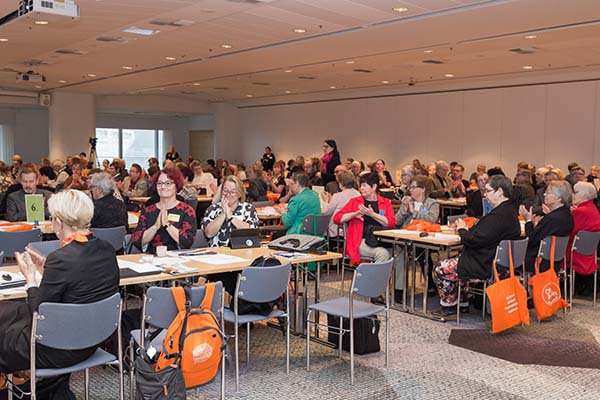 Vanhusneuvostopäivän osallistujia ryhmätöissä.