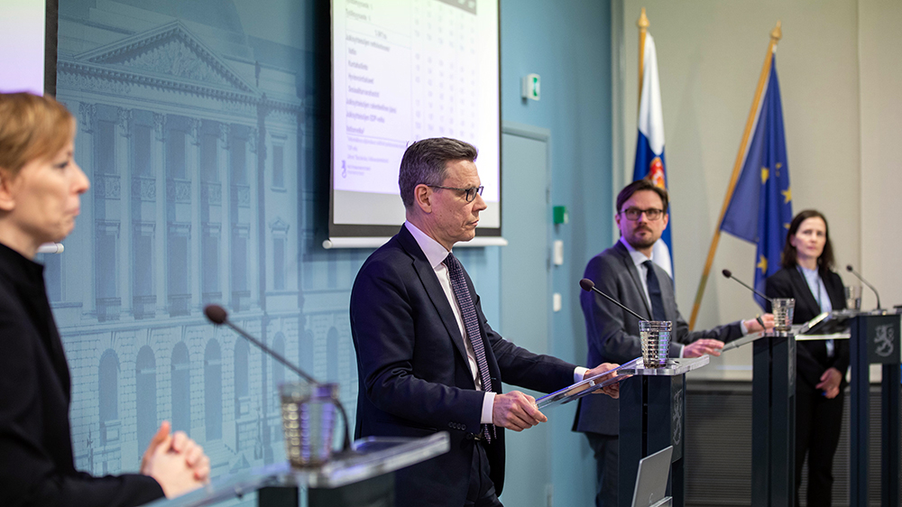 Tiedotustilaisuudessa kevään taloudellista katsausta esittelivät Jenni Pääkkönen (vas.), Mikko Spolander ja Janne Huovari.