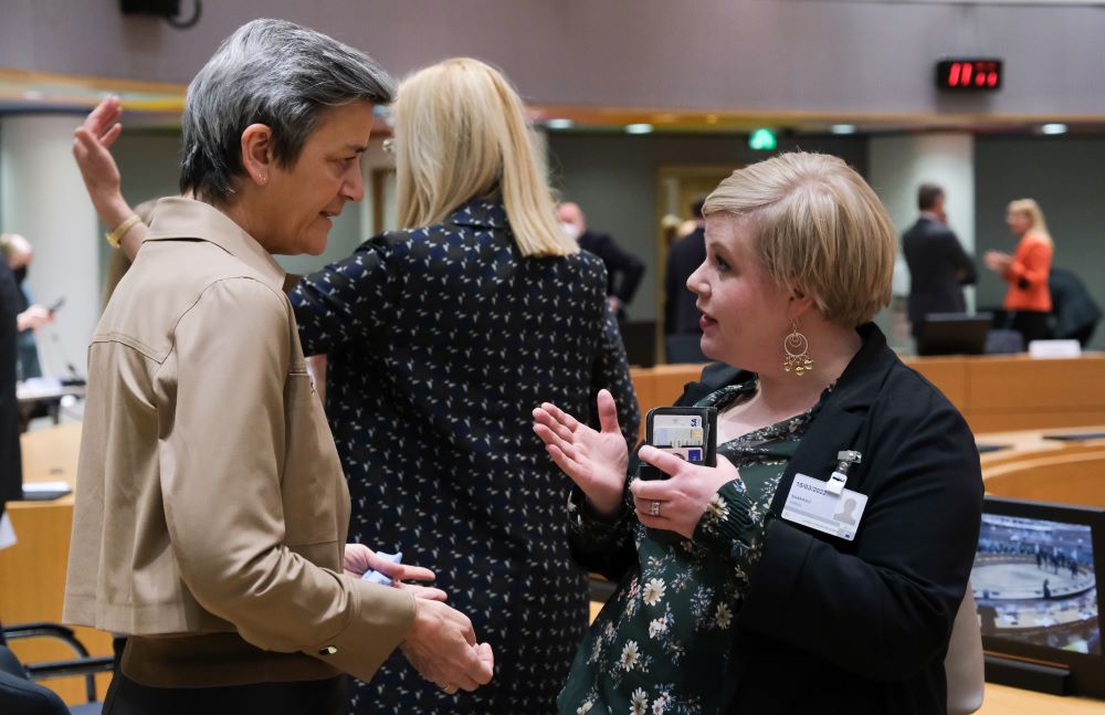 Minister Saarikko och kommissionär Margrethe Vestager diskuterar i Ecofin i Bryssel.