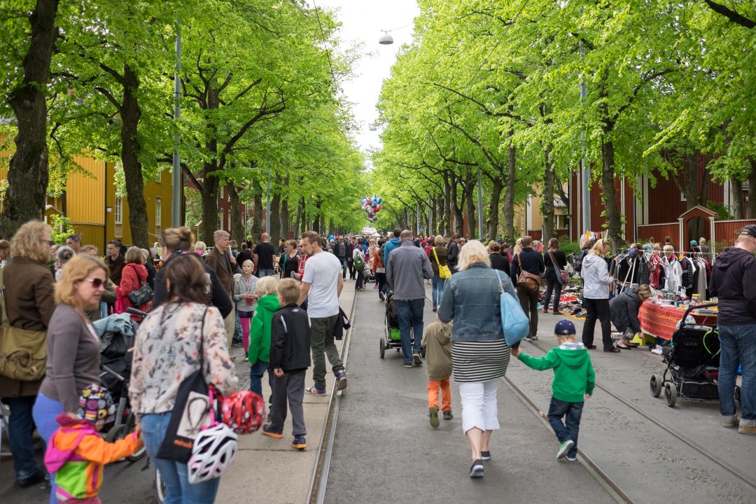 Människor på gatan under sommarevenemanget