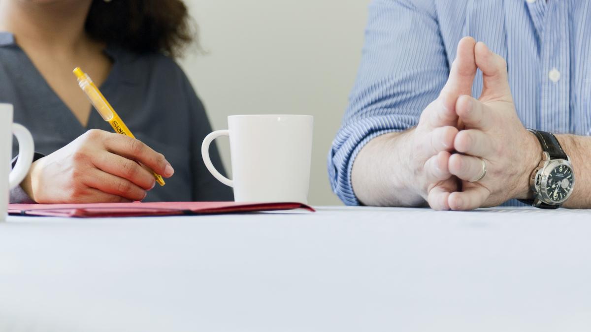 Kaksi ihmistä pöydän ääressä.