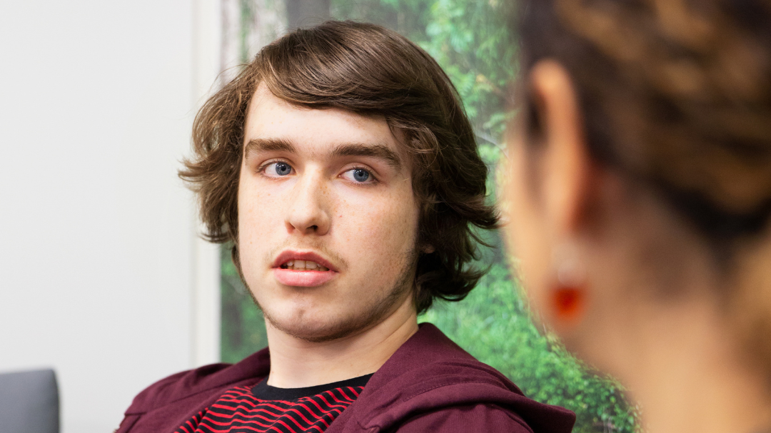 Nuori aikuinen kuuntelee