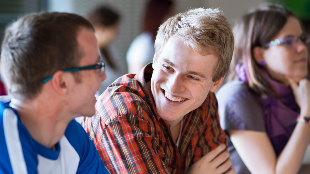 Kuvassa on muutama nuori verkkokokouksessa.