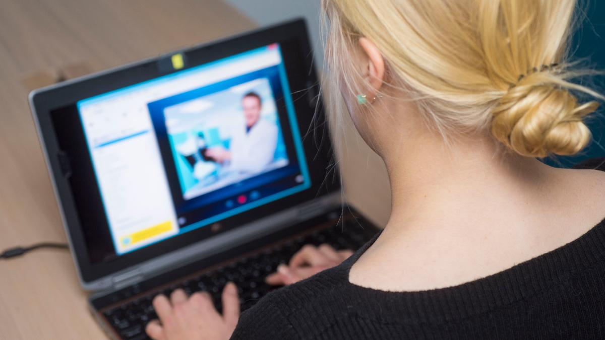 Kuva on symbolinen: siinä on henkilö, joka näppäilee tablettia edessään.