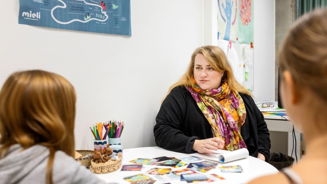 Terveydenhoitaja ja oppilaita