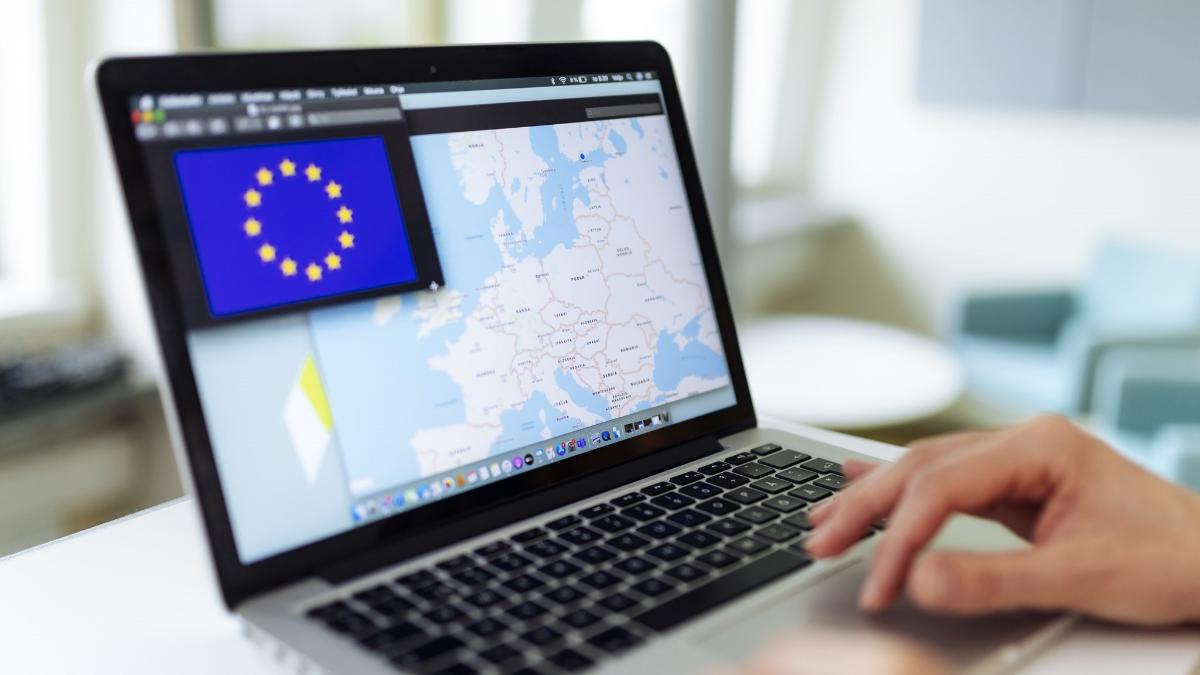 Euroopan kartta ja EU-lippu tietokoneen näytöllä.