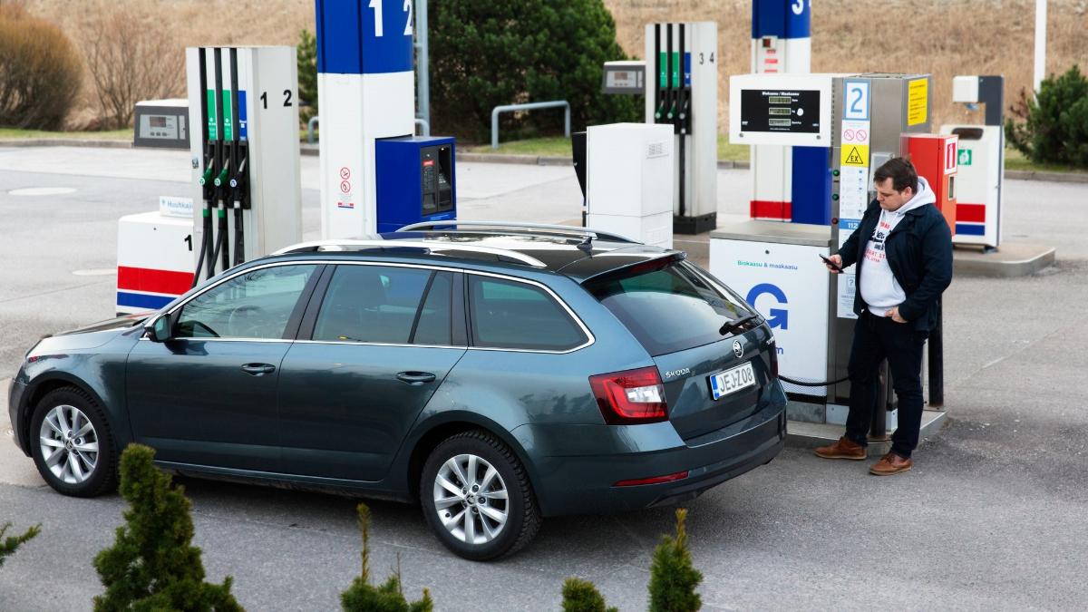 Mies tankkaamassa kaasuautoa.