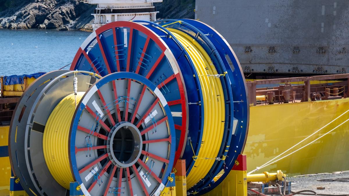 Kaksi merikaapelirullaa satamassa.