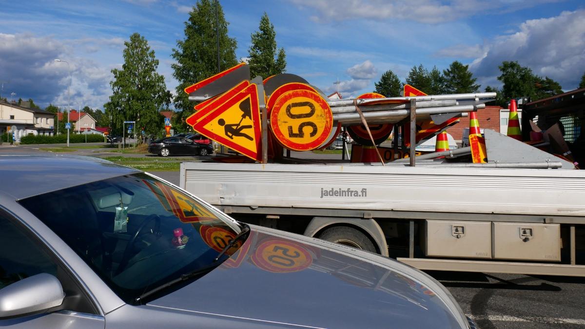 Trafikmärken på ett lastbilsflak.