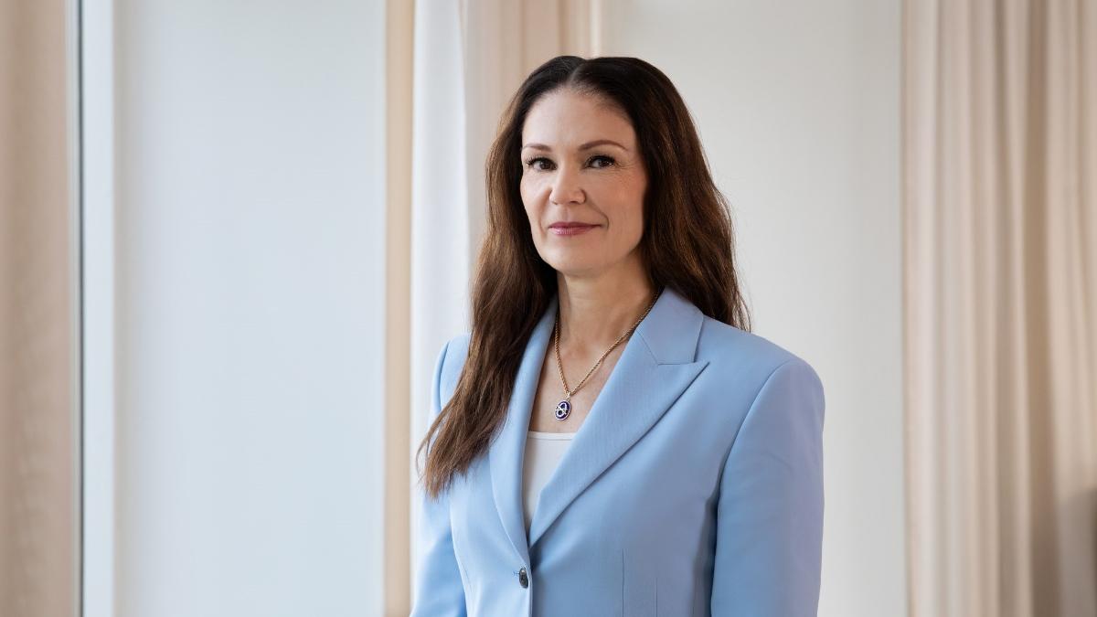 Ministeri Lulu Ranne sininen jakku päällä vaalealla taustalla.