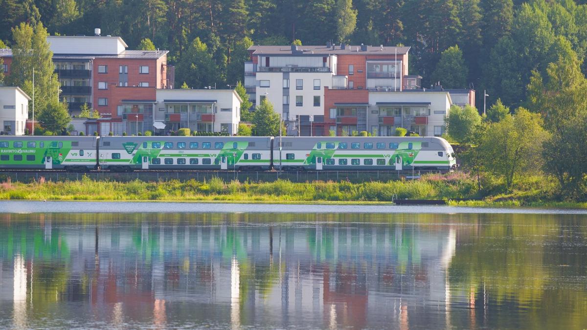 Matkustajajuna järven rannalla Hämeenlinnassa.