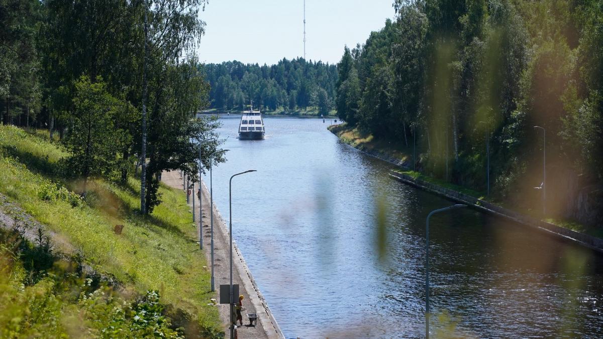 Matkustajavene kesäisellä Saimaan kanavalla.