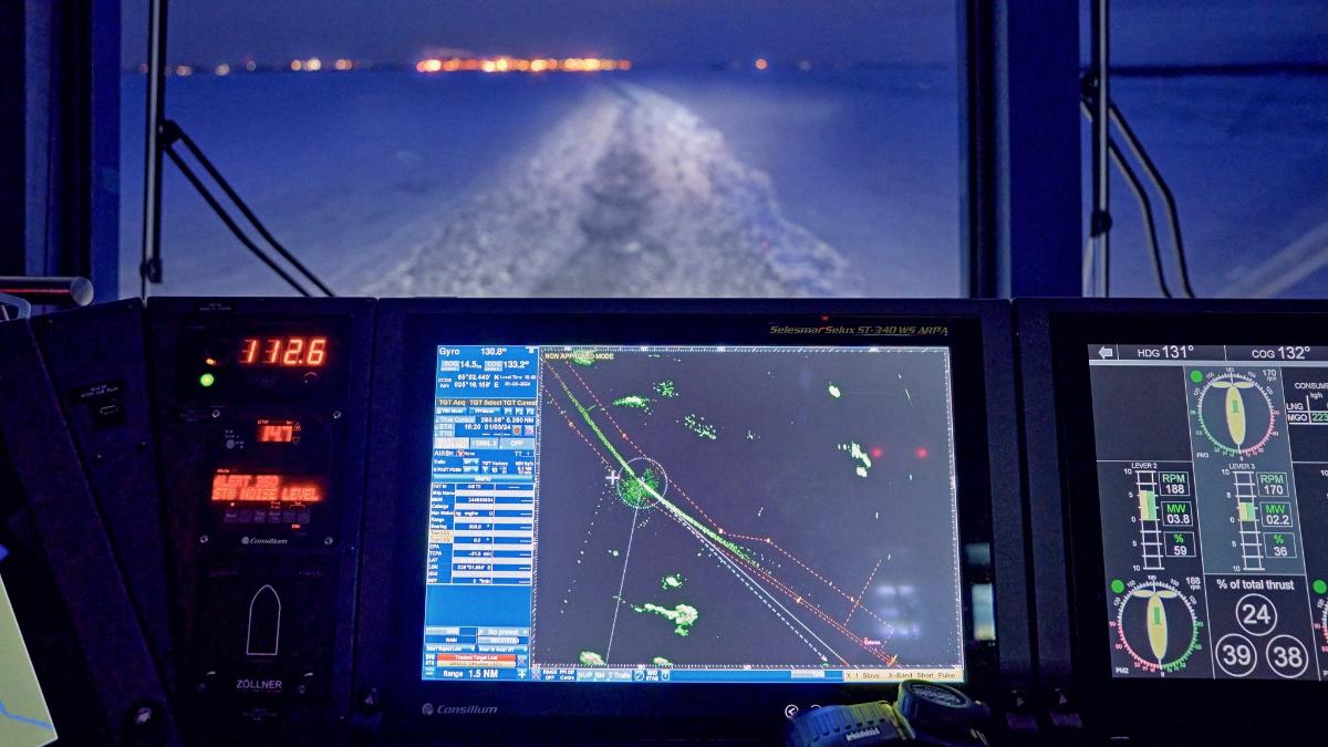 Näyttö ja näkymä jäänmurtajan komentosillalla pimeällä.