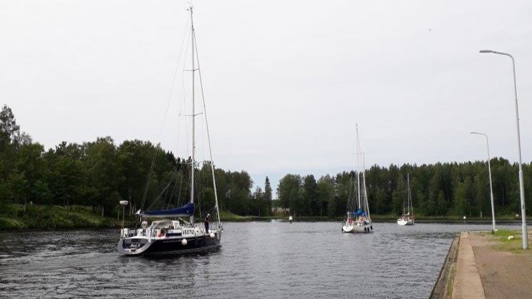 Purjeveneitä Saimaan kanavassa.