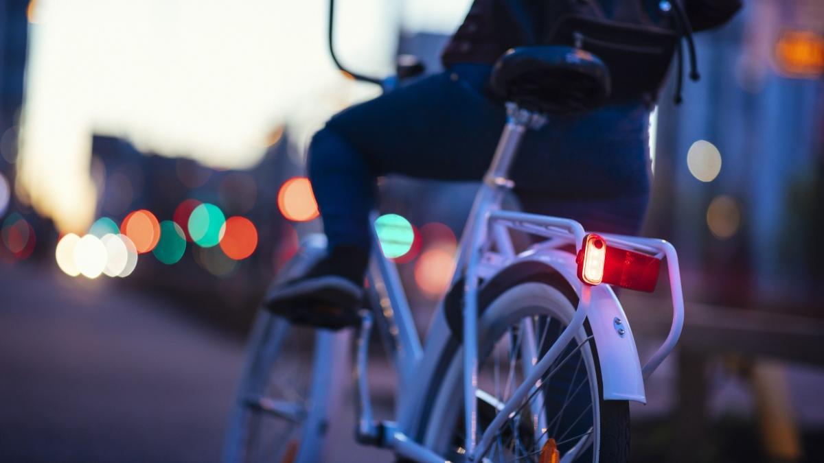 Polkupyörän punainen takavalo lähikuvassa hämärällä.