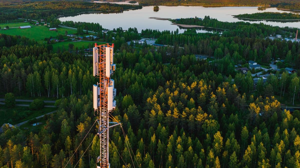 Tietoliikennemasto ja asutusta Parikkalassa.