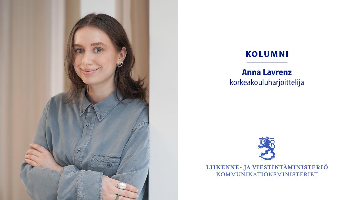 Anna Lavrenz katsoo kameraa hymyillen.