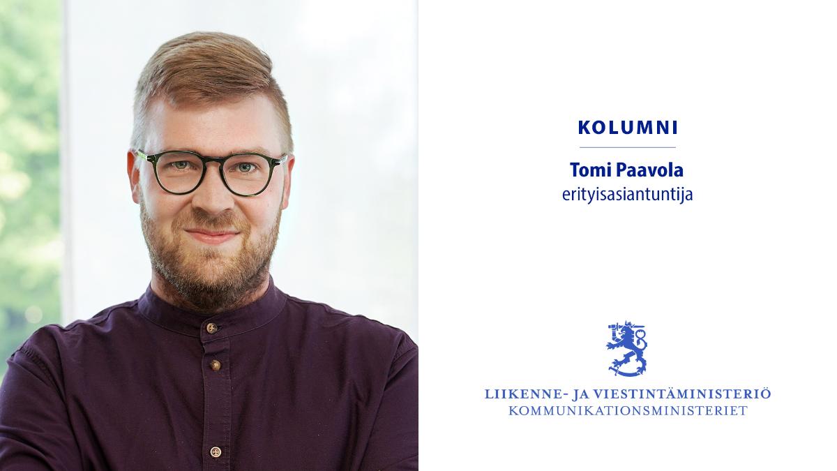 Tomi Paavola katsoo kameraan ja hymyilee.